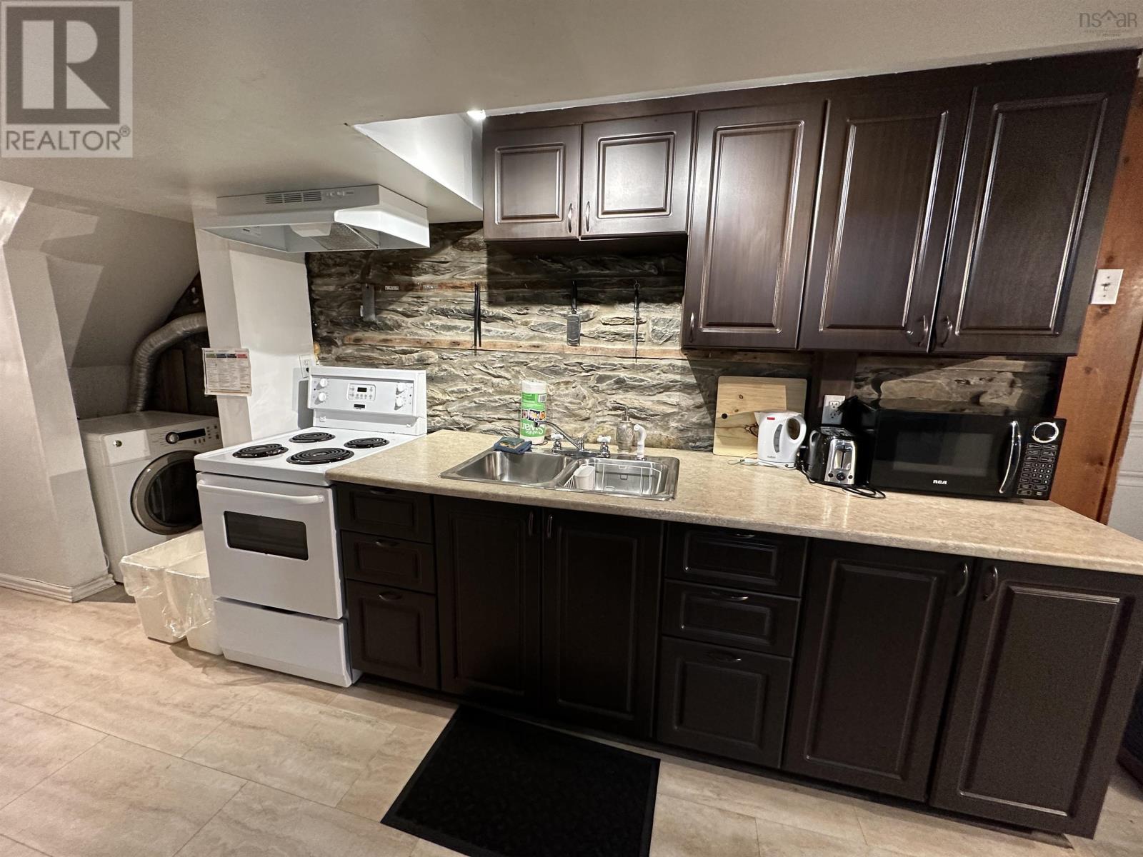 Property at 1465 Carlton Street image 5