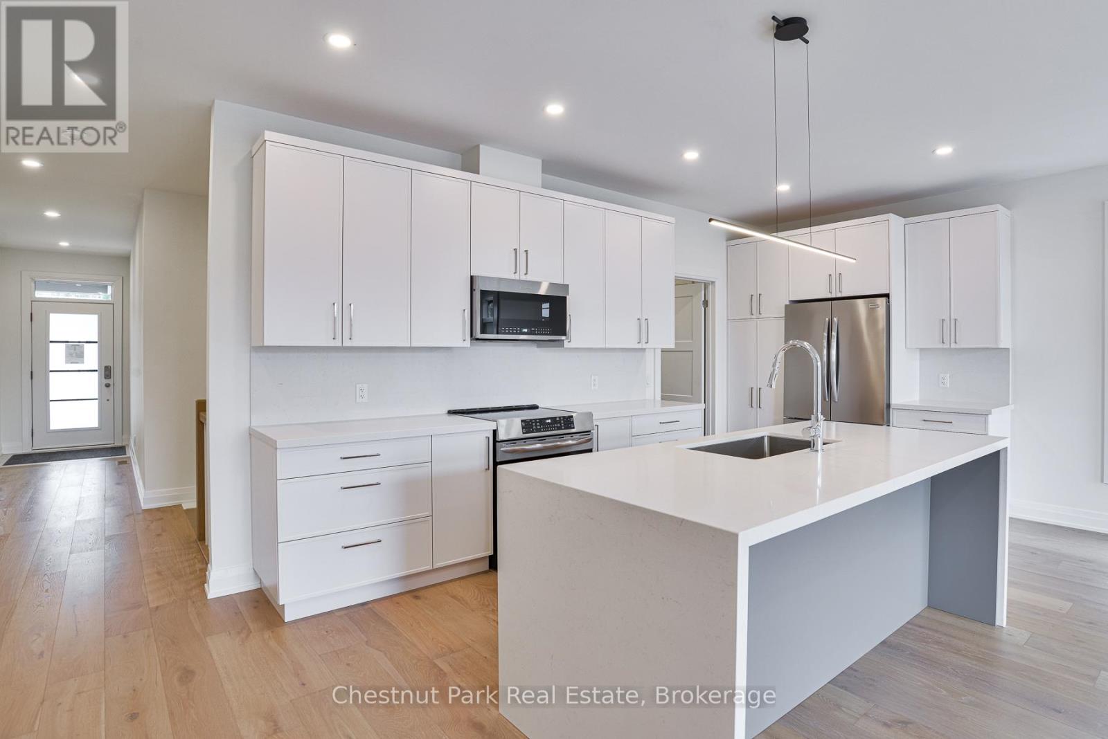 25 Jack Street, Huntsville, Ontario  P1H 0G4 - Photo 6 - X12100481