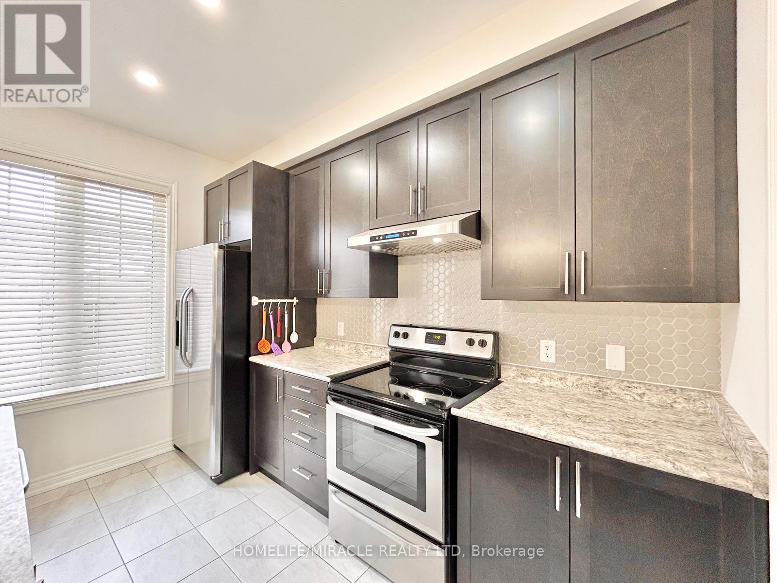 149 Remembrance Road, Brampton (Northwest Brampton), Ontario  L7A 3Y2 - Photo 11 - W12100497