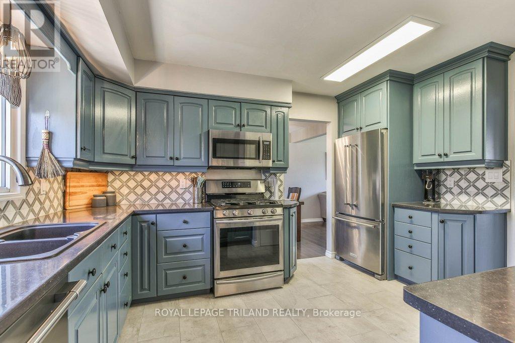 Photo 11 of 38 for 5 Aldborough Avenue