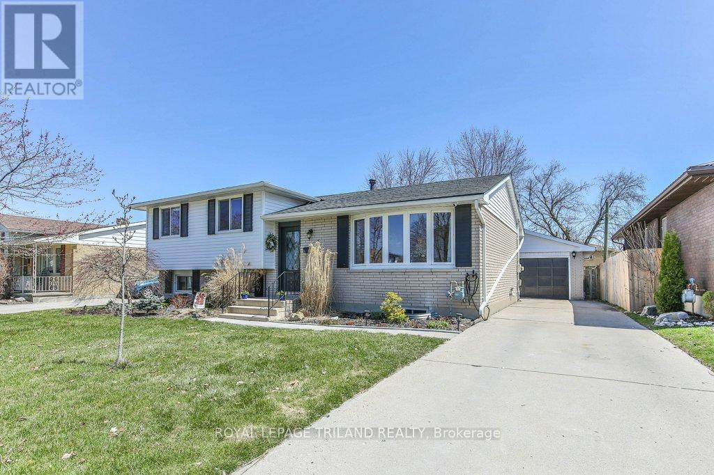 Photo 3 of 38 for 5 Aldborough Avenue