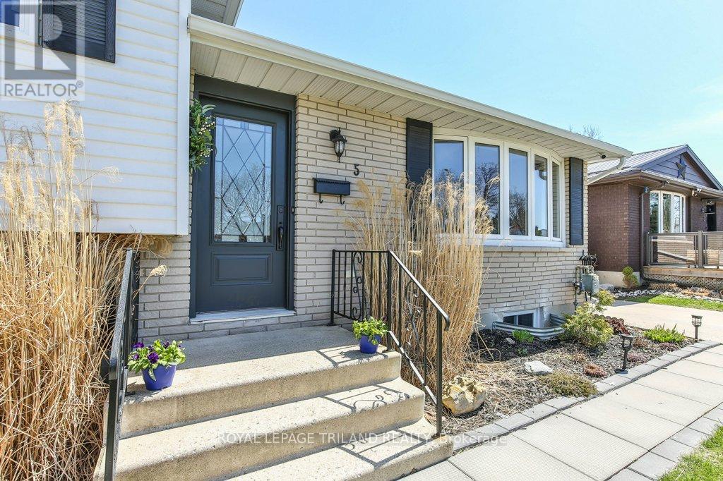 Photo 4 of 38 for 5 Aldborough Avenue
