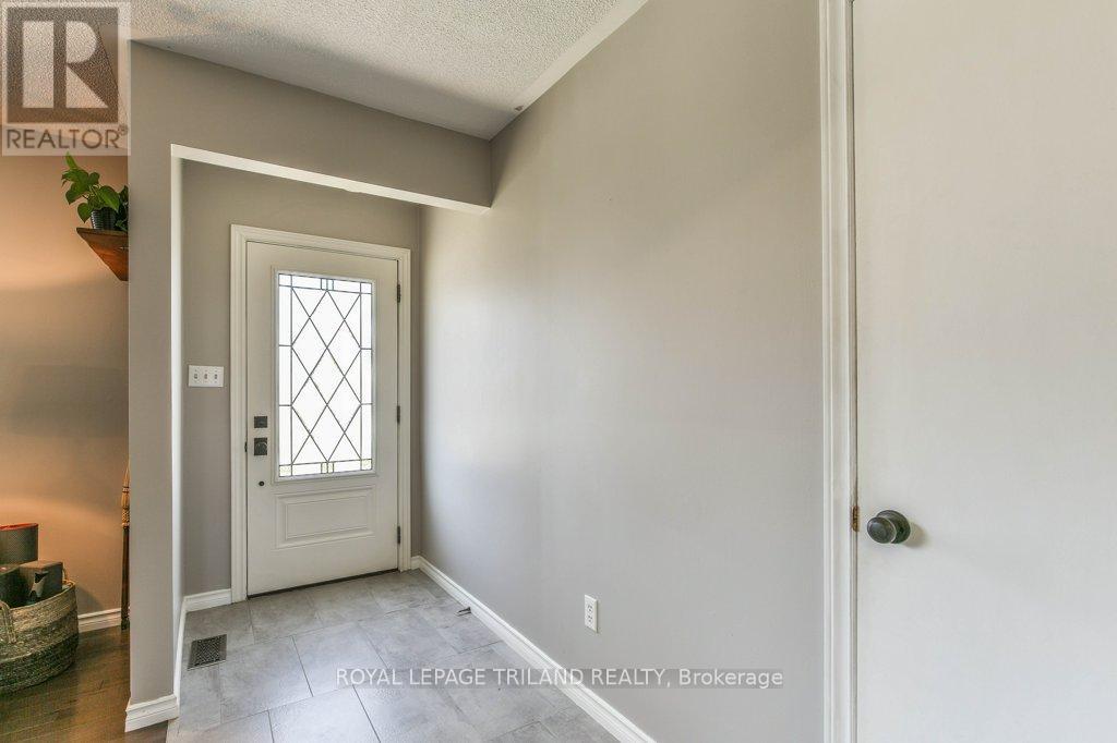 Photo 5 of 38 for 5 Aldborough Avenue