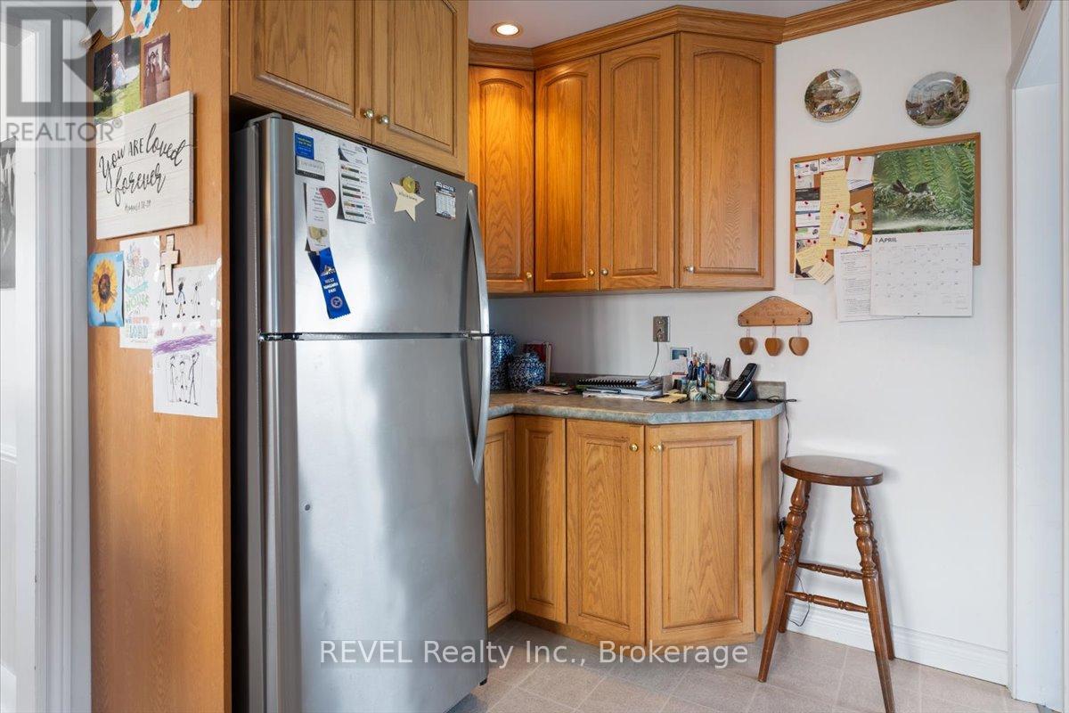20 Lakeside Drive, Grimsby, Ontario  L3M 2K7 - Photo 12 - X12100589