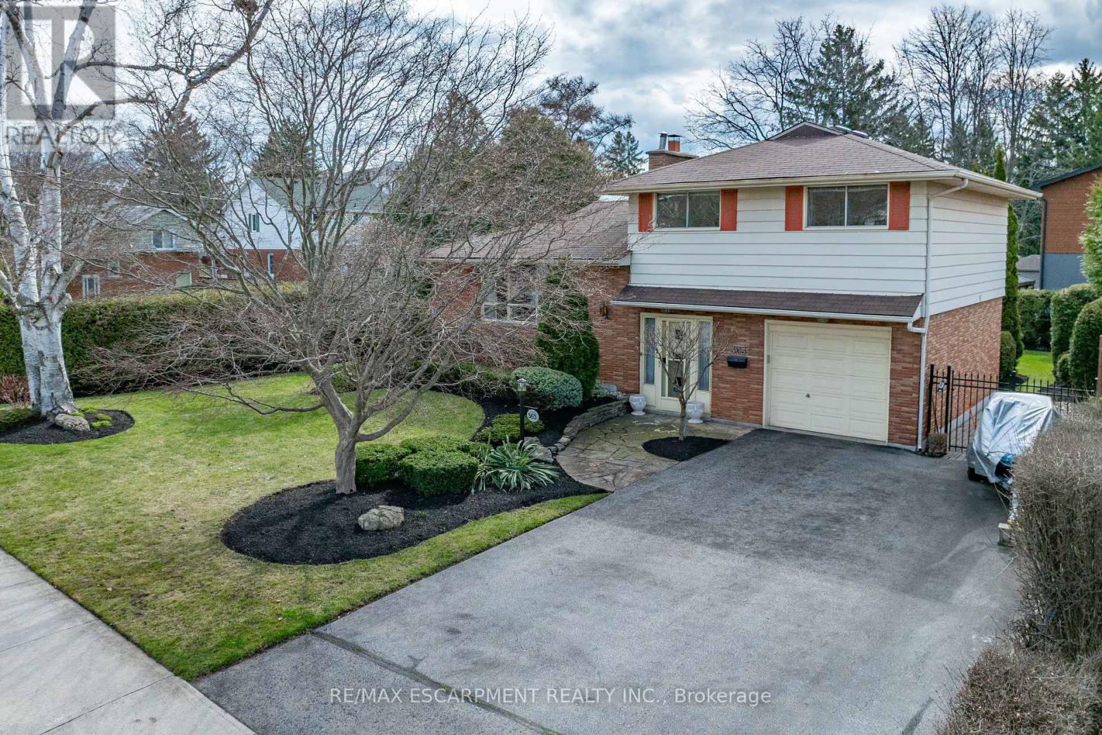 363 East Side Crescent, Burlington (Brant), Ontario  L7R 3G8 - Photo 2 - W12100541