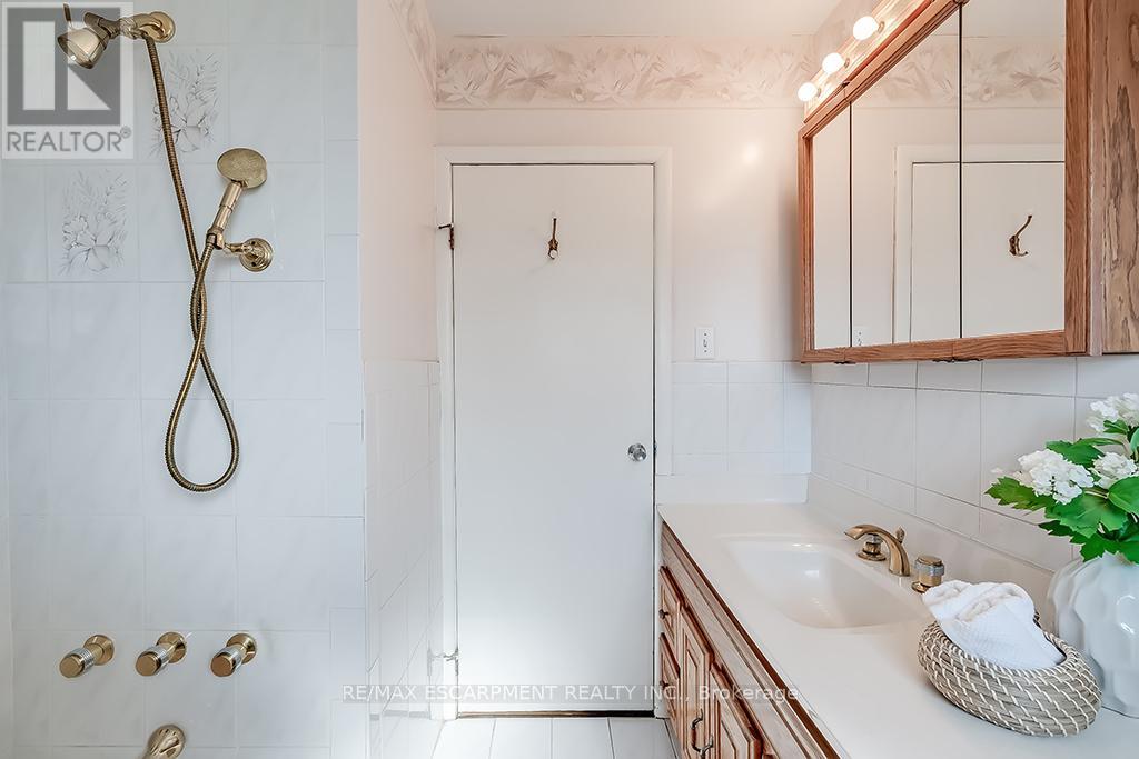 363 East Side Crescent, Burlington (Brant), Ontario  L7R 3G8 - Photo 26 - W12100541
