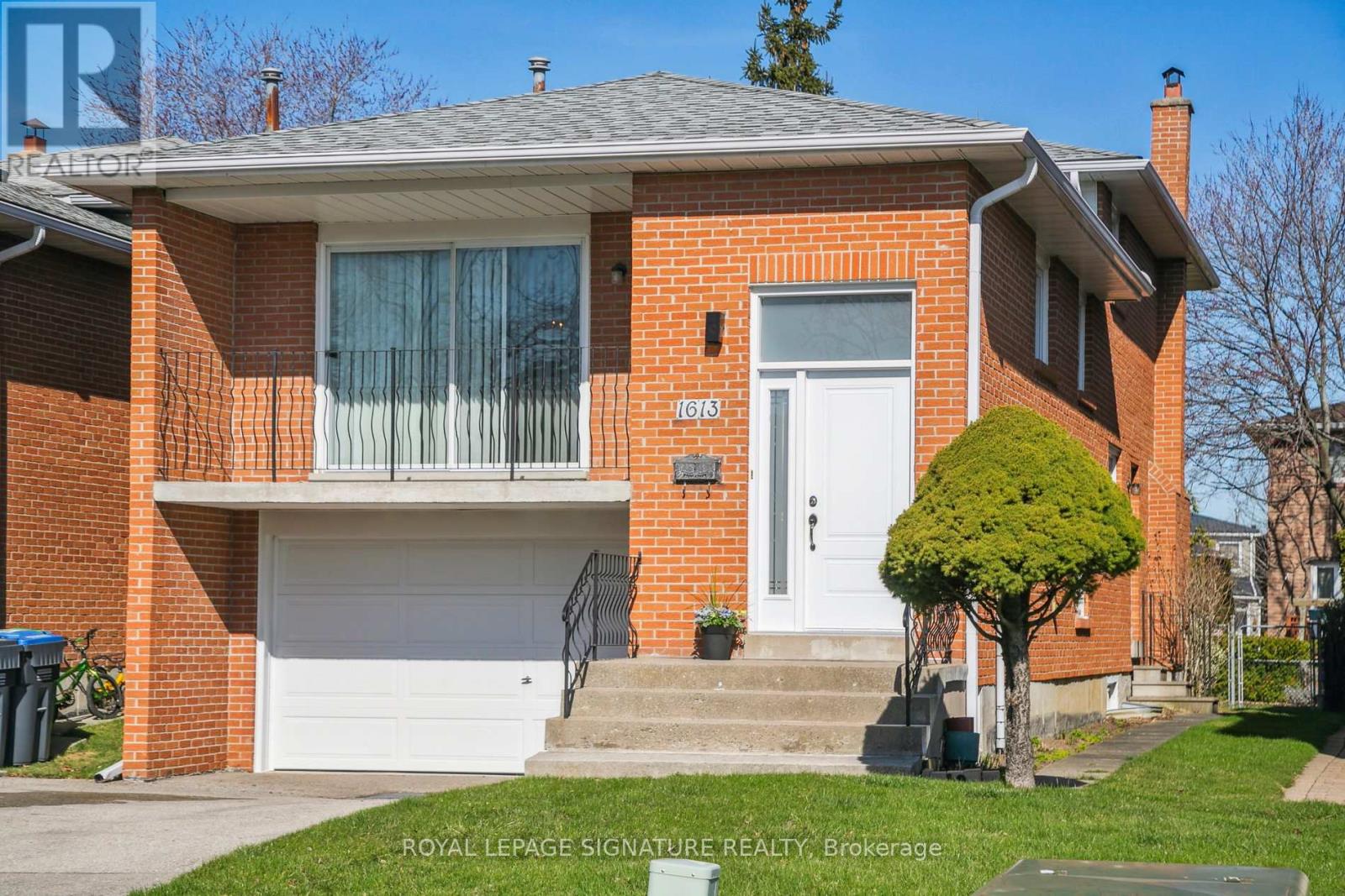 1613 Lewes Way, Mississauga, Ontario  L4W 3H5 - Photo 1 - W12100584