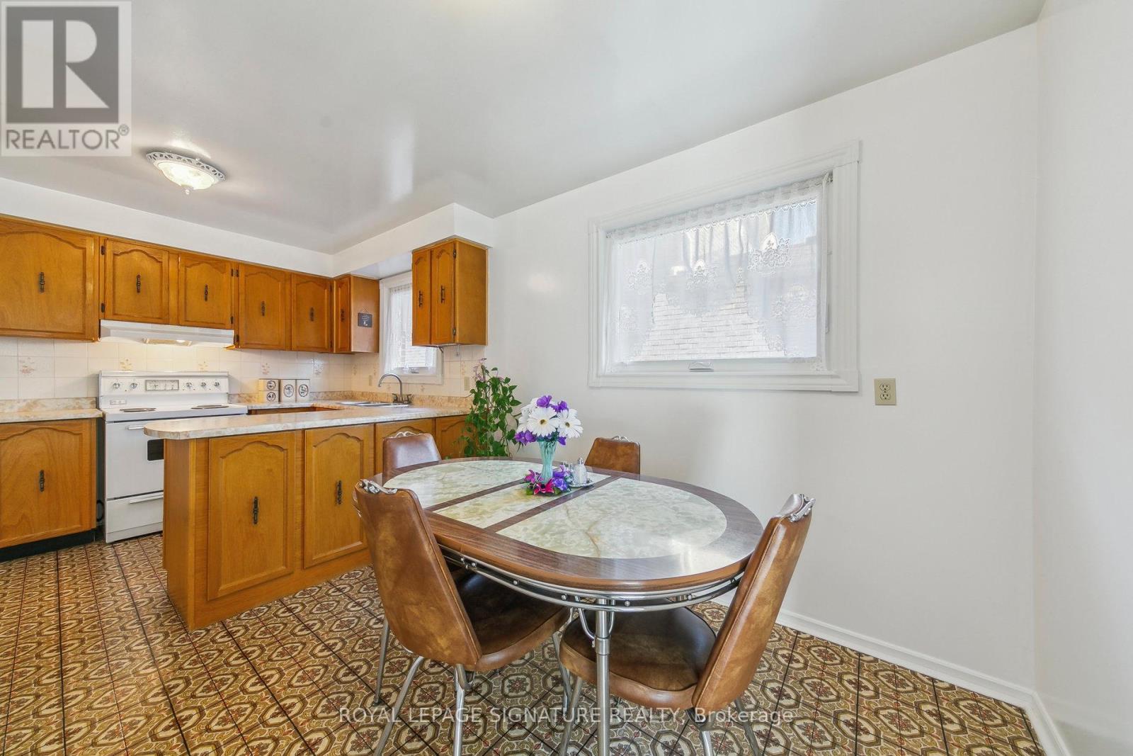 1613 Lewes Way, Mississauga, Ontario  L4W 3H5 - Photo 13 - W12100584
