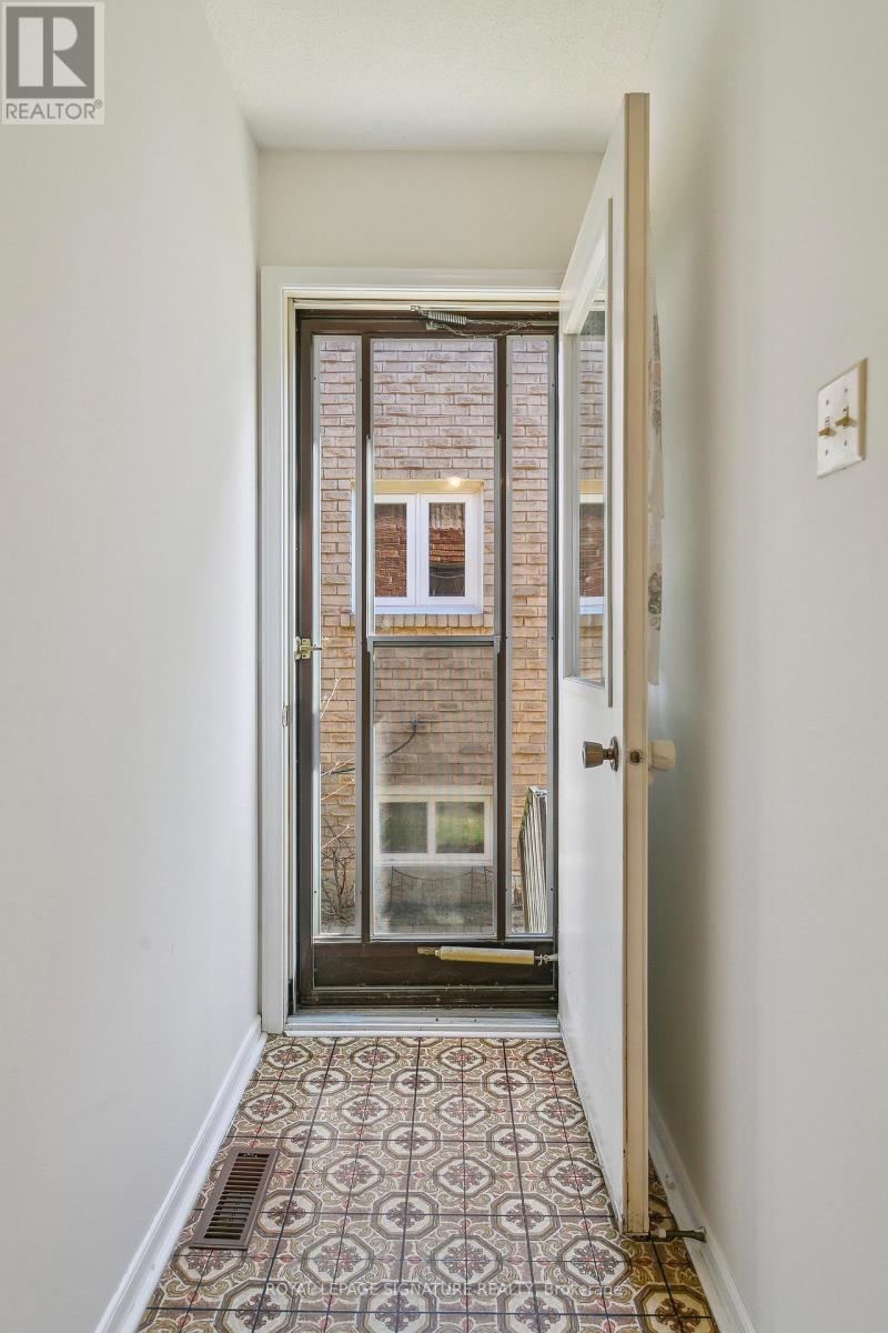 1613 Lewes Way, Mississauga, Ontario  L4W 3H5 - Photo 17 - W12100584