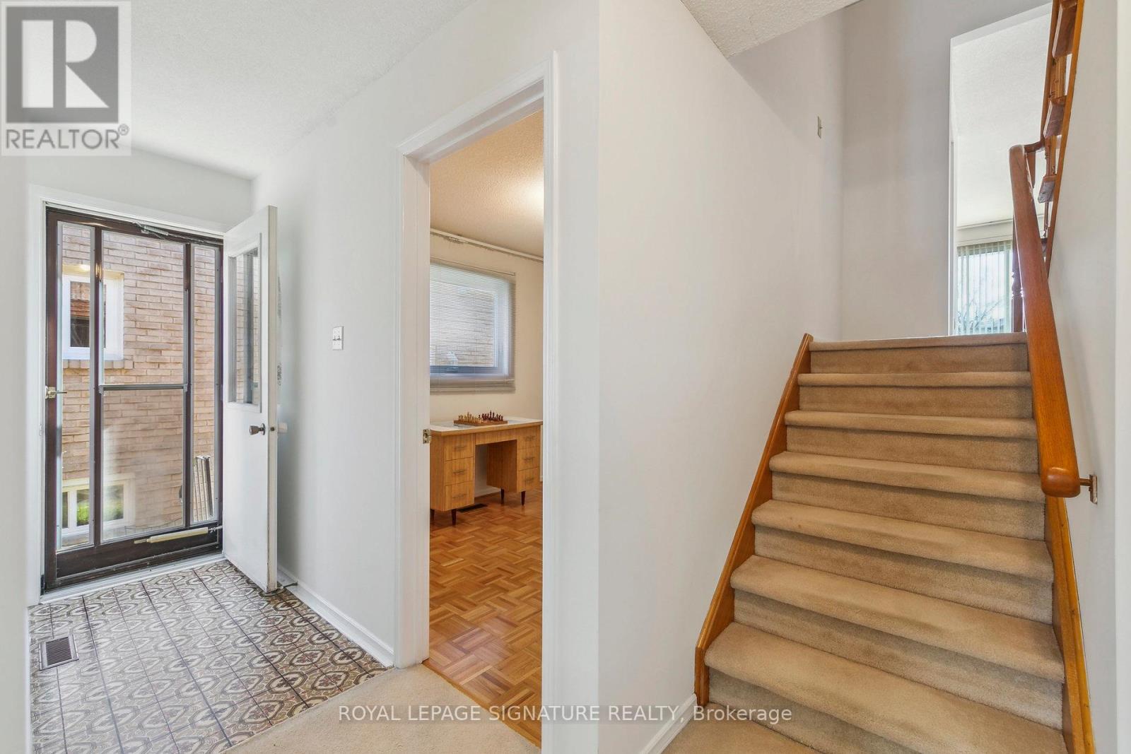 1613 Lewes Way, Mississauga, Ontario  L4W 3H5 - Photo 18 - W12100584