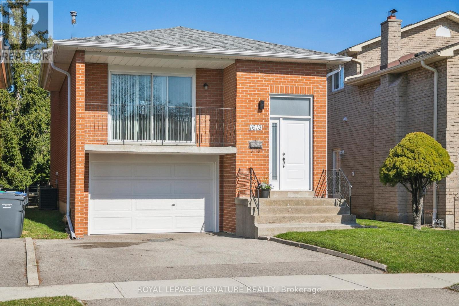 1613 Lewes Way, Mississauga, Ontario  L4W 3H5 - Photo 2 - W12100584