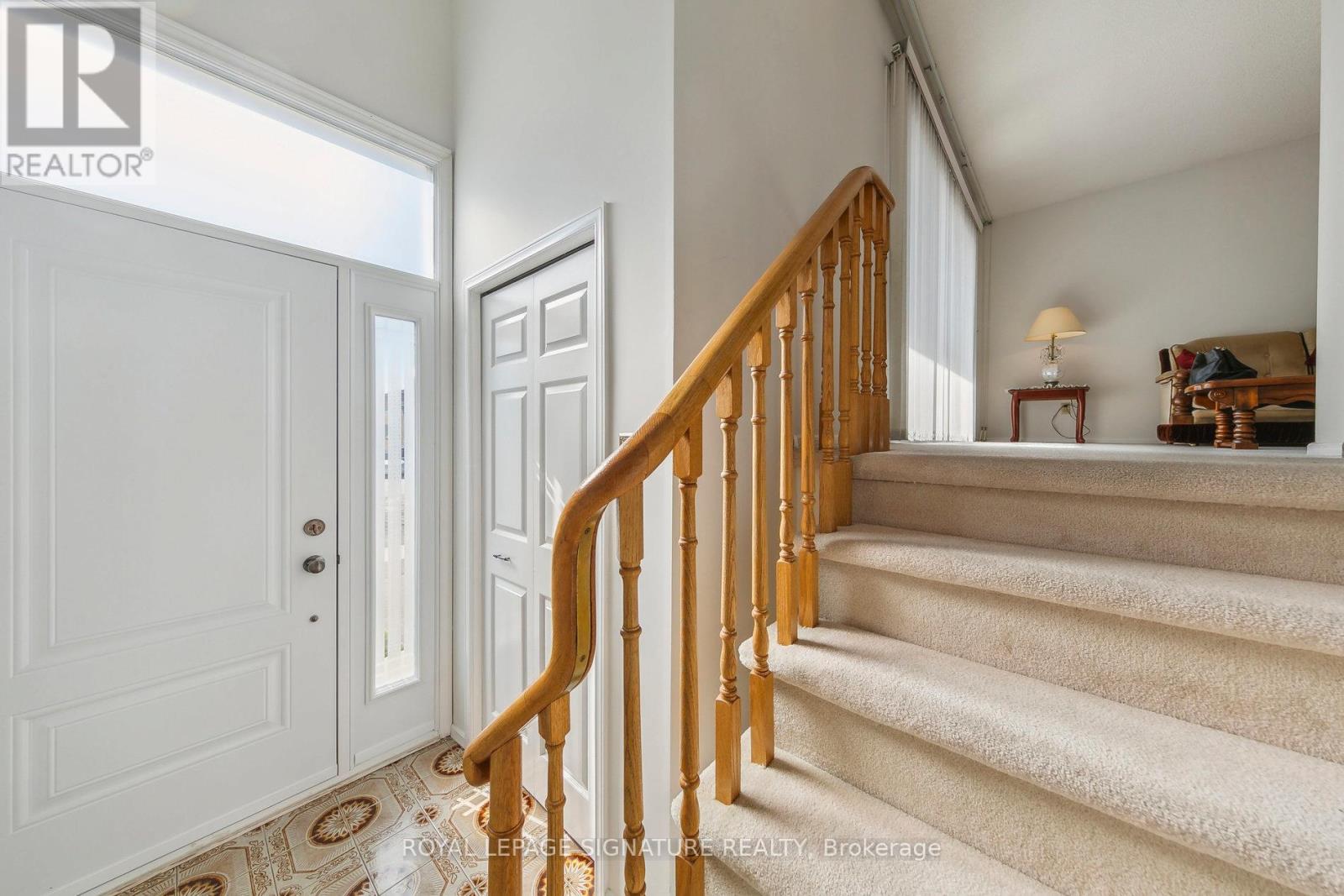 1613 Lewes Way, Mississauga, Ontario  L4W 3H5 - Photo 4 - W12100584