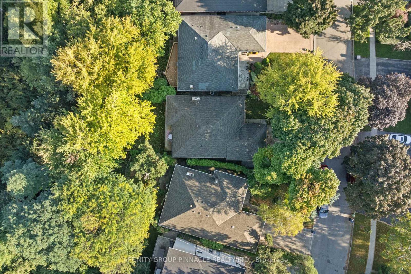Property at 28 LANDFAIR CRESCENT image 4