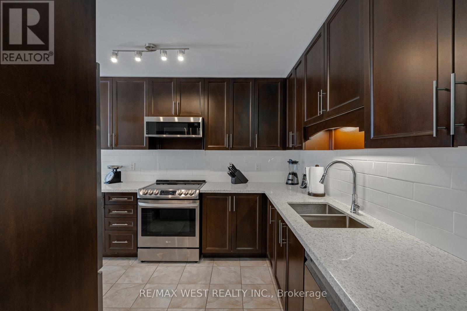 21 Upper Highland, New Tecumseth, Ontario  L9R 0K5 - Photo 17 - N12100761