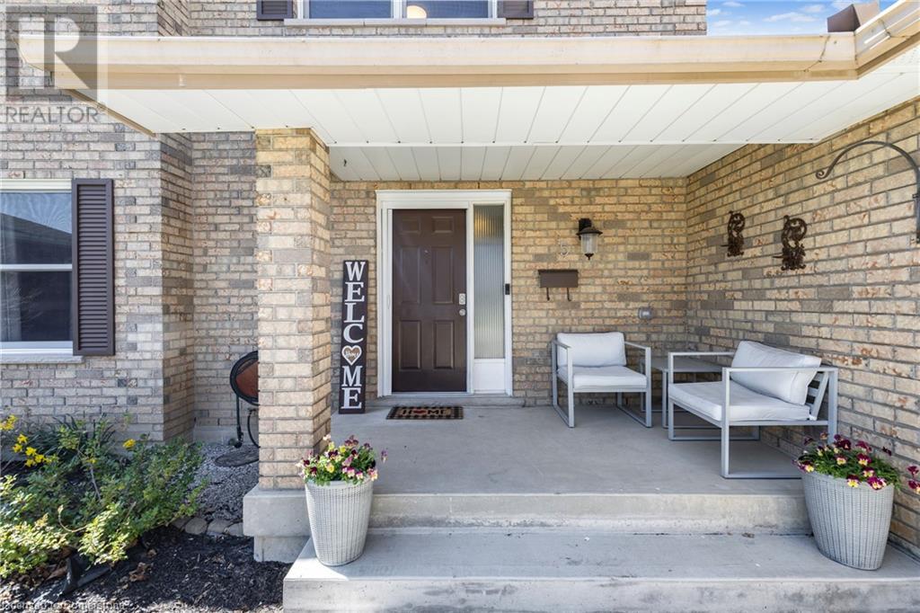 Property at 5 KINTYRE Court image 3