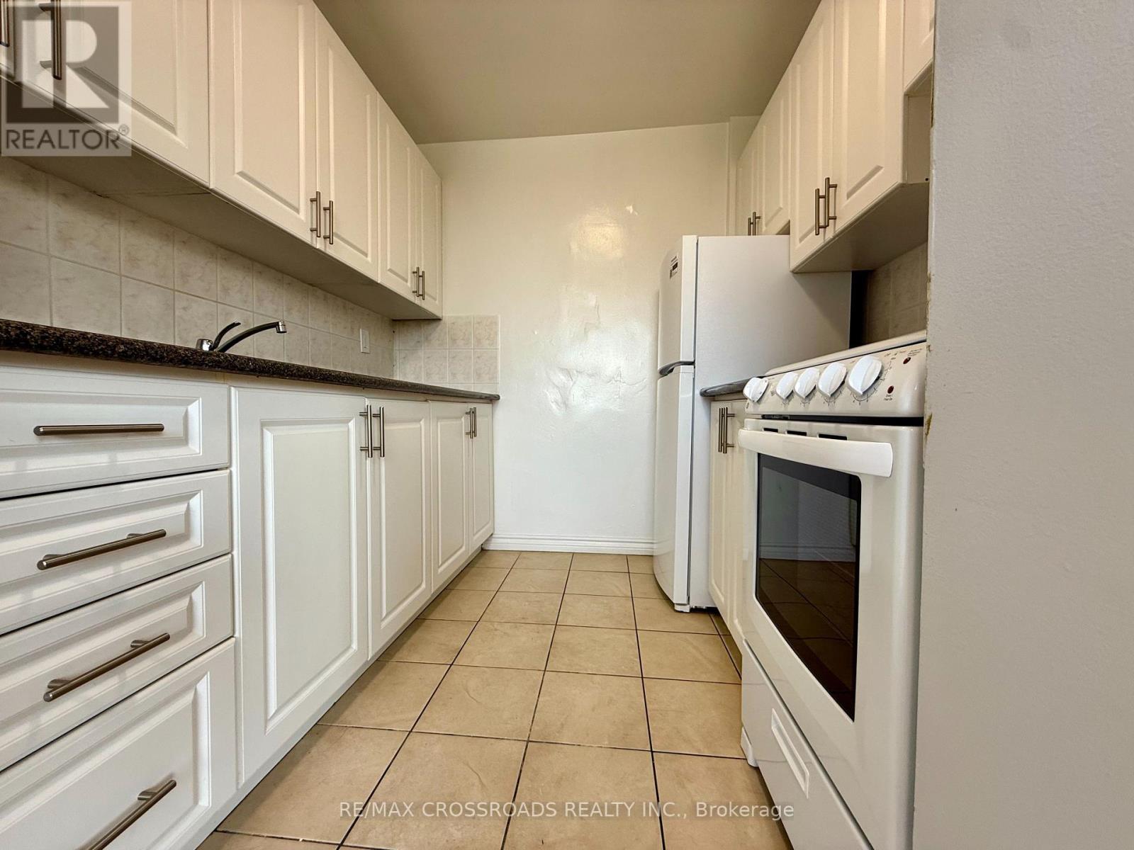 502 - 363 Lakeshore Road E, Mississauga, Ontario  L5G 1H7 - Photo 6 - W12100827