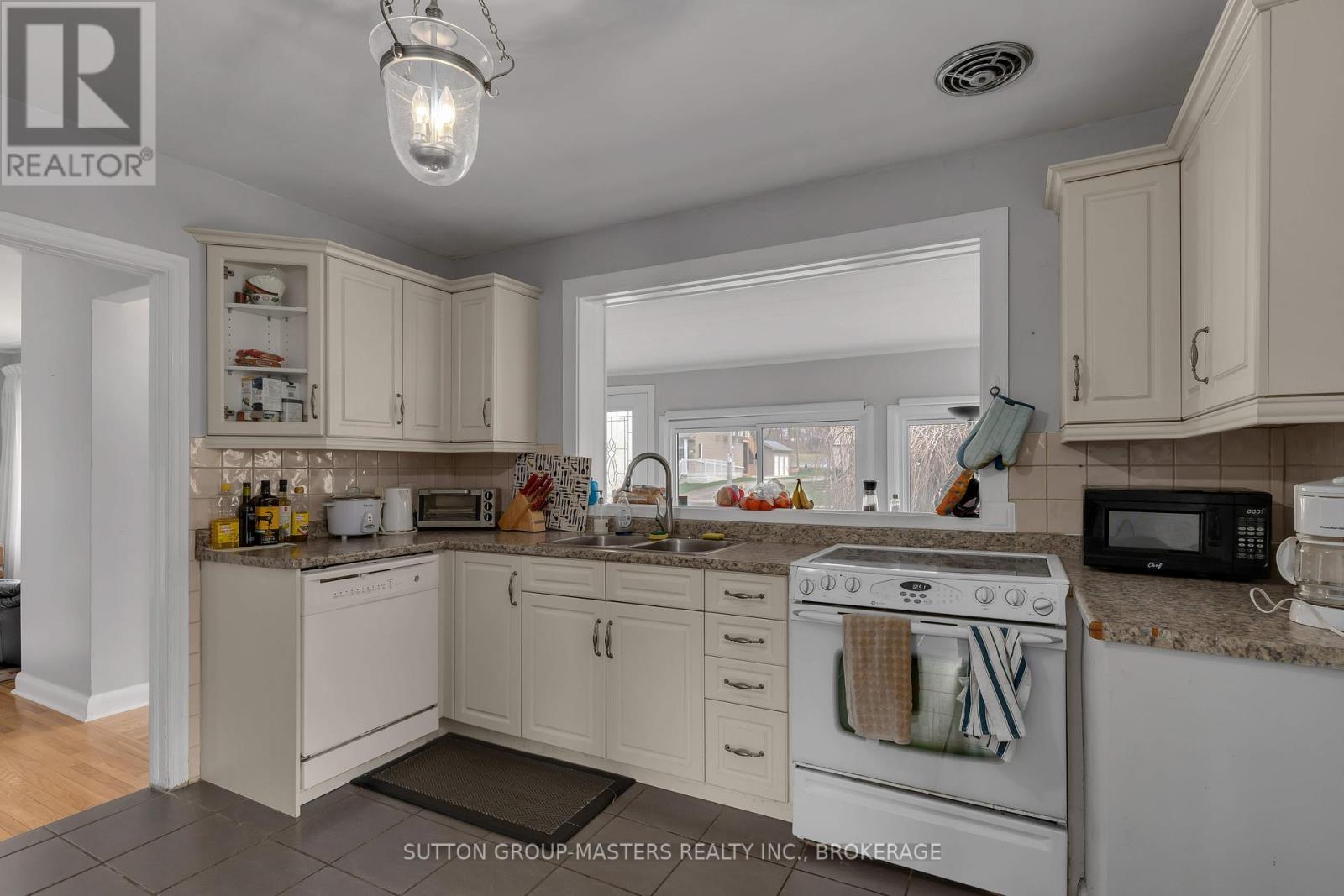 250 Yonge Street, Kingston, Ontario  K7M 1G5 - Photo 13 - X12100842