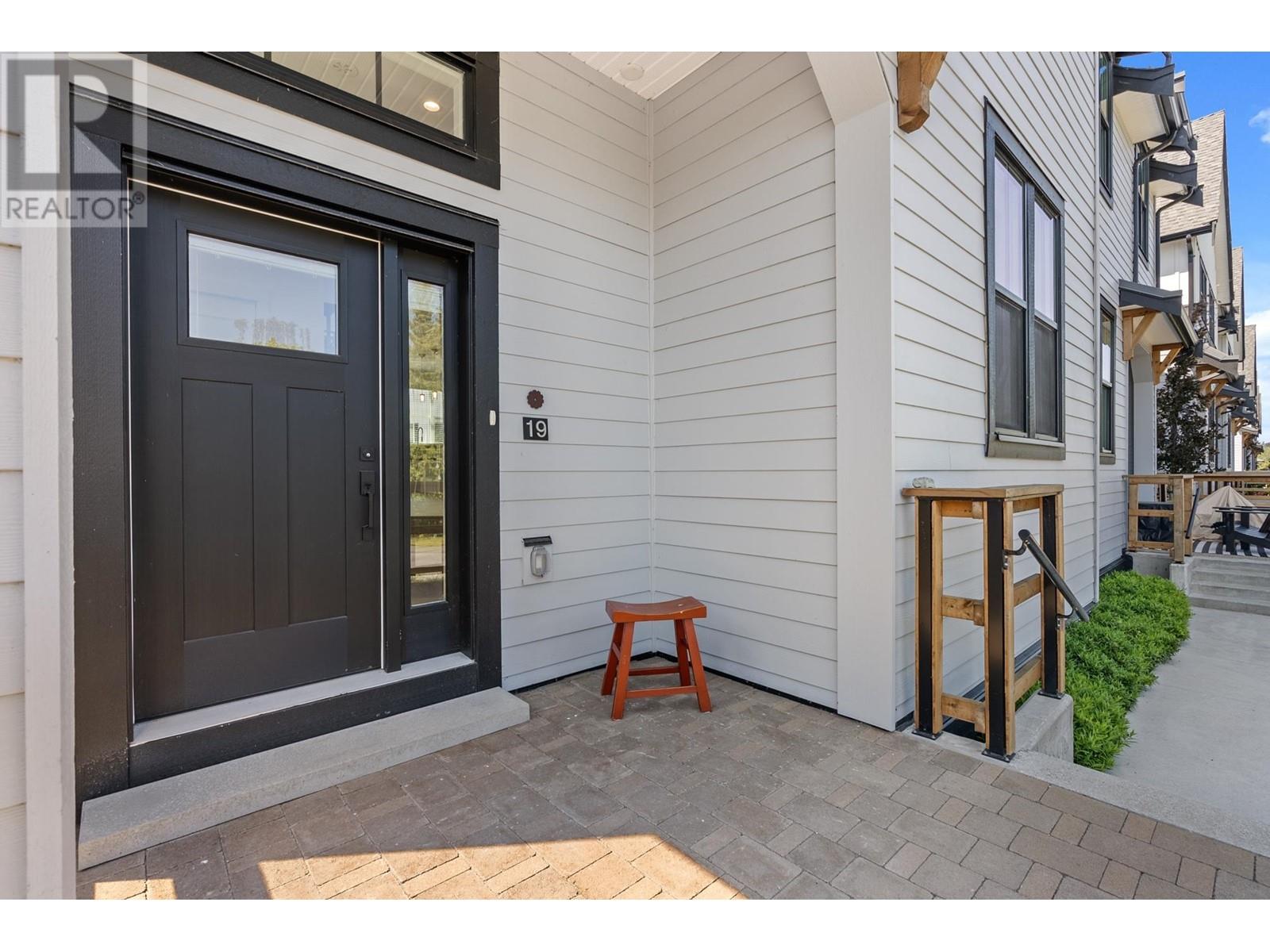 Property at 19 6429 MARKET AVENUE image 2