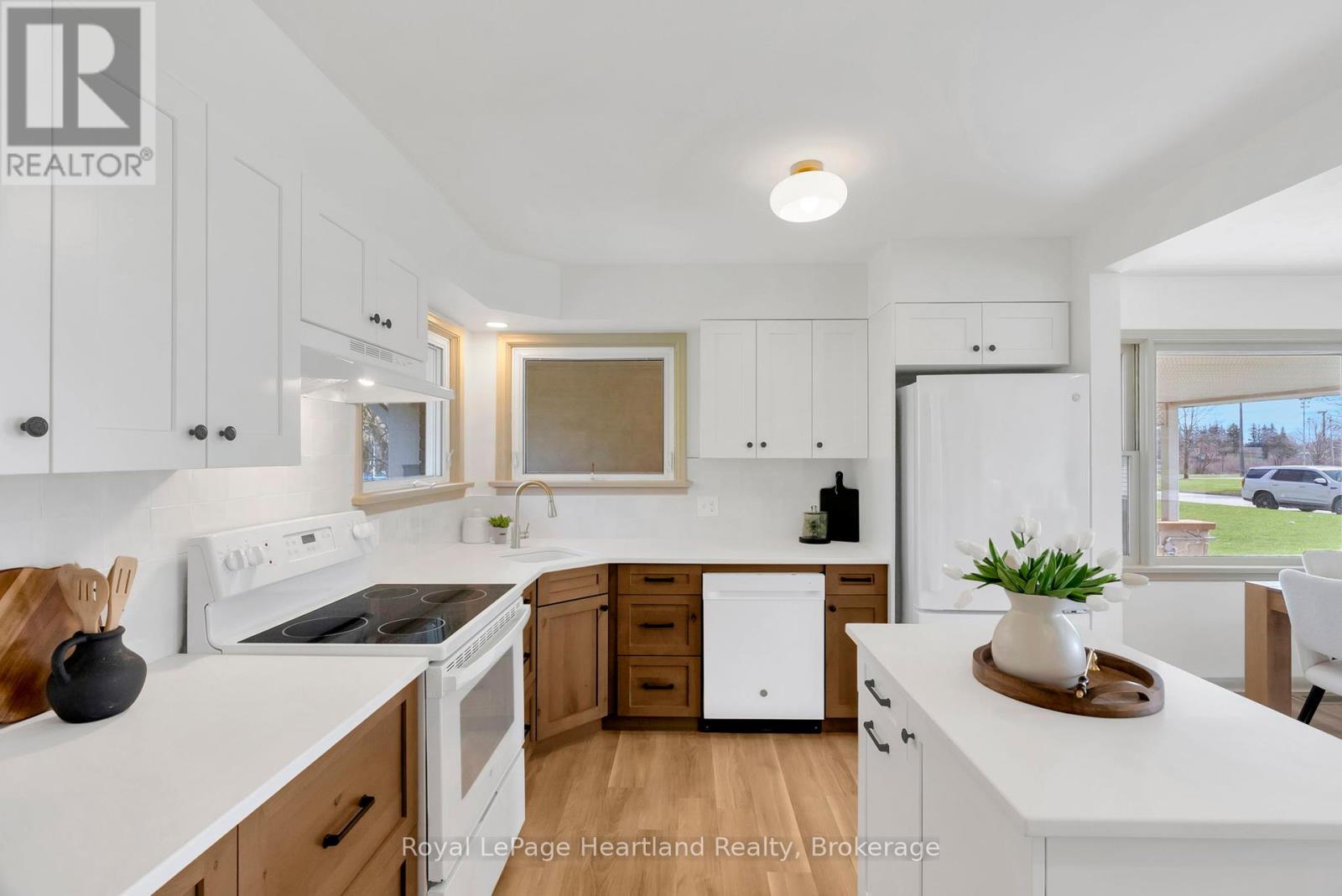 542 Angus Street, North Huron, Ontario  N0G 2W0 - Photo 18 - X12100864