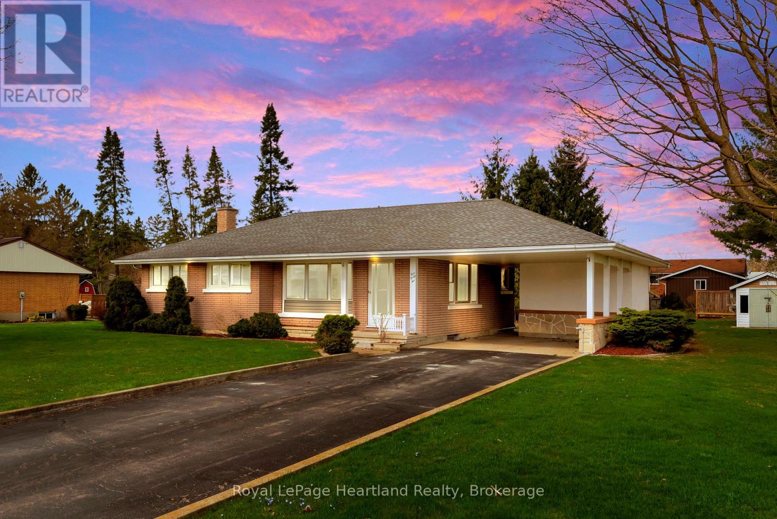 542 Angus Street, North Huron, Ontario  N0G 2W0 - Photo 2 - X12100864