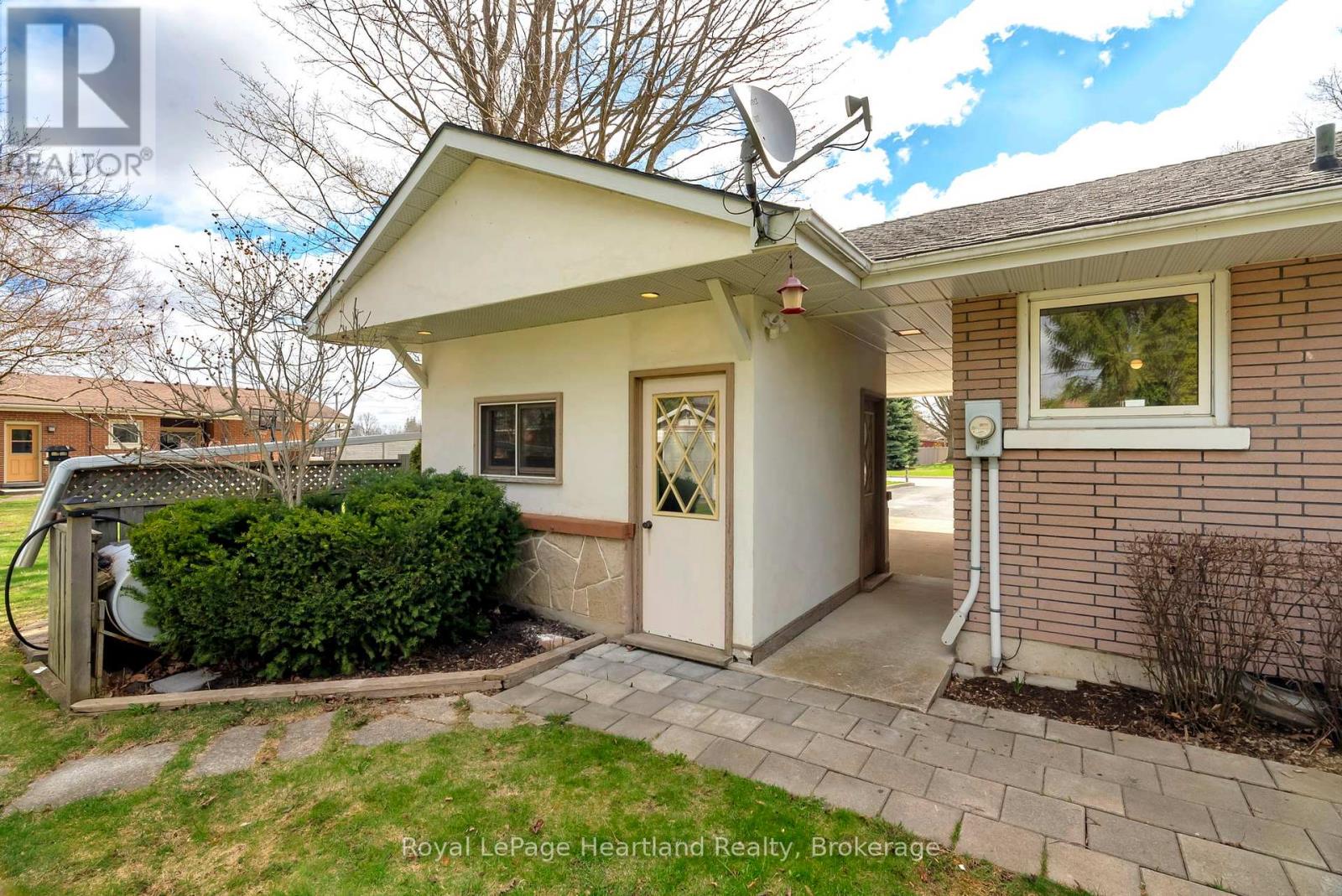 542 Angus Street, North Huron, Ontario  N0G 2W0 - Photo 35 - X12100864