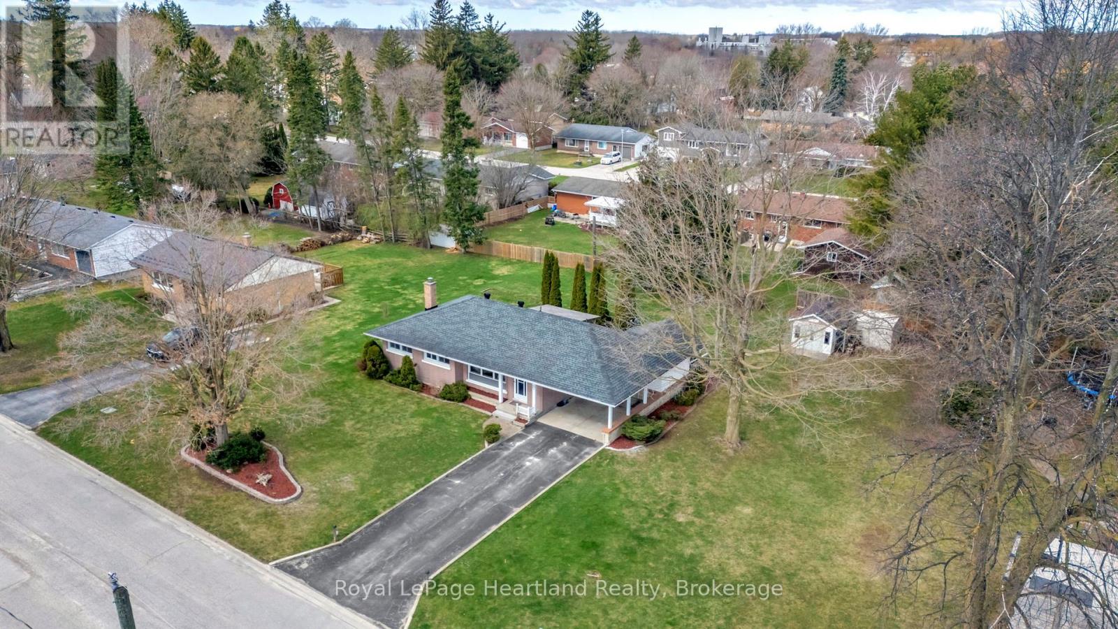 542 Angus Street, North Huron, Ontario  N0G 2W0 - Photo 4 - X12100864