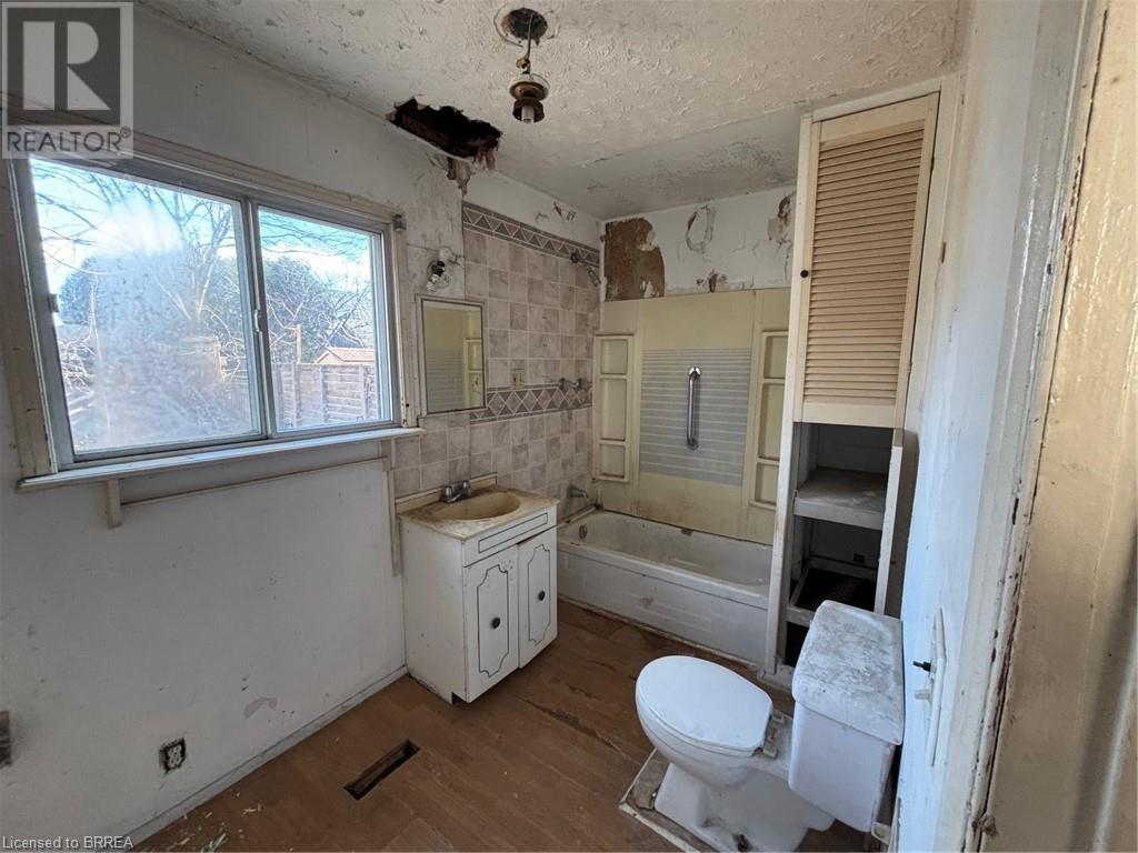 Property at 85 WOOD Street E image 3