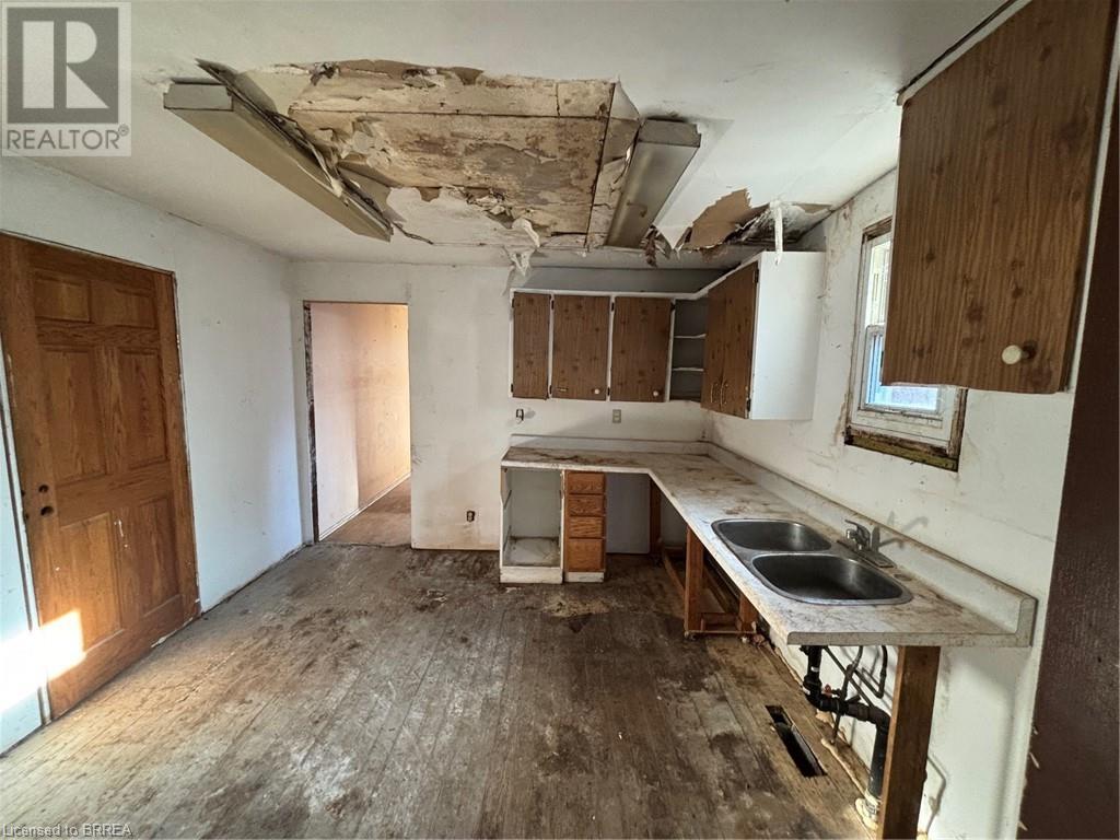 Property at 85 WOOD Street E image 5