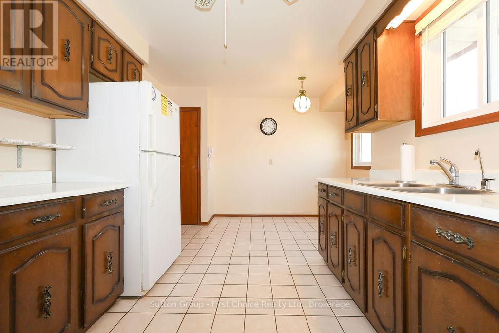96 Graff Avenue, Stratford, Ontario  N5A 5L7 - Photo 11 - X12100951