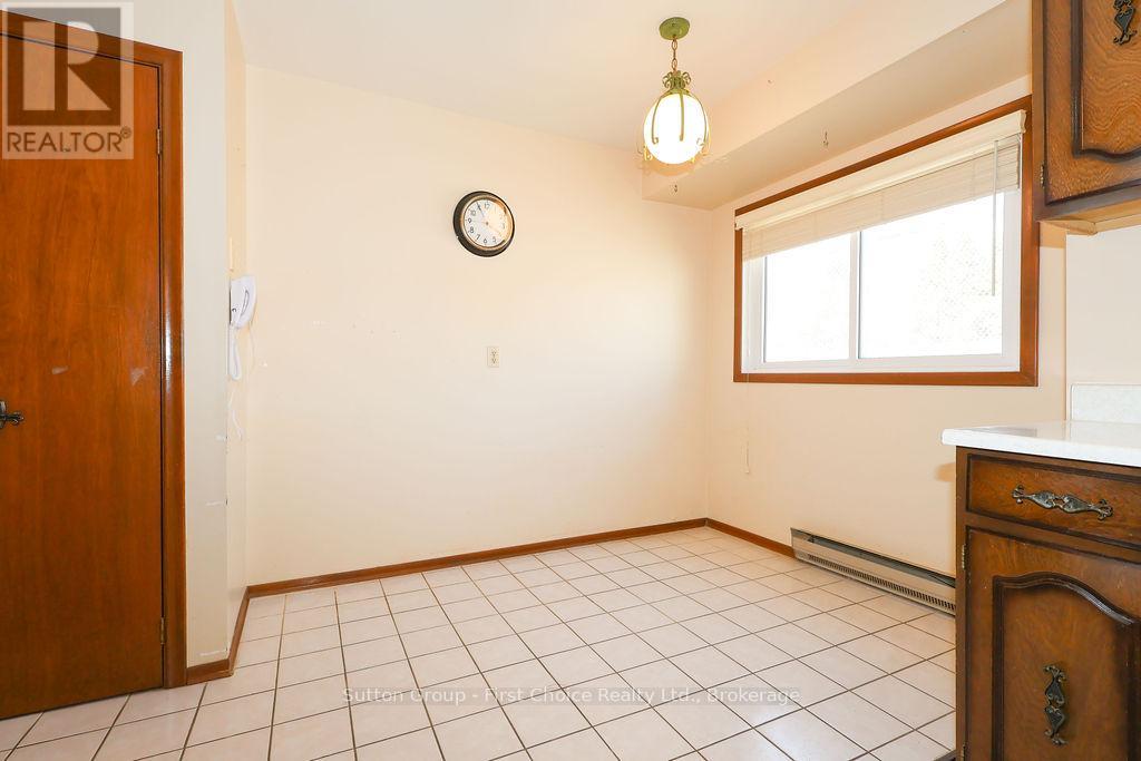 96 Graff Avenue, Stratford, Ontario  N5A 5L7 - Photo 12 - X12100951
