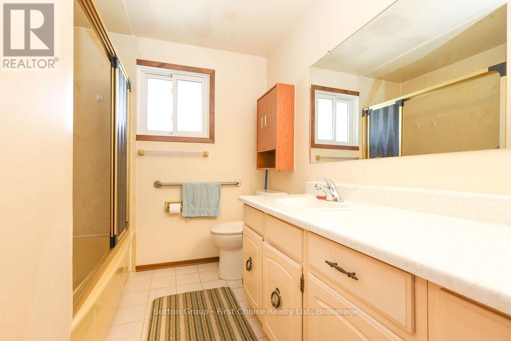96 Graff Avenue, Stratford, Ontario  N5A 5L7 - Photo 19 - X12100951