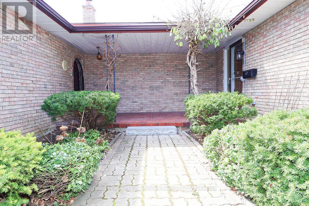 96 Graff Avenue, Stratford, Ontario  N5A 5L7 - Photo 3 - X12100951
