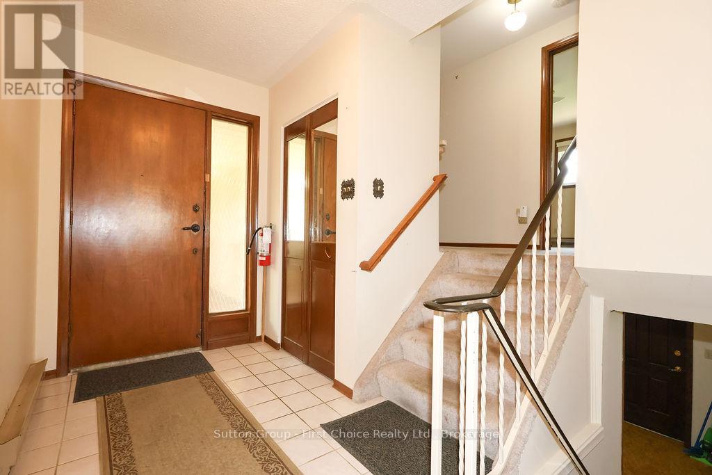 96 Graff Avenue, Stratford, Ontario  N5A 5L7 - Photo 4 - X12100951