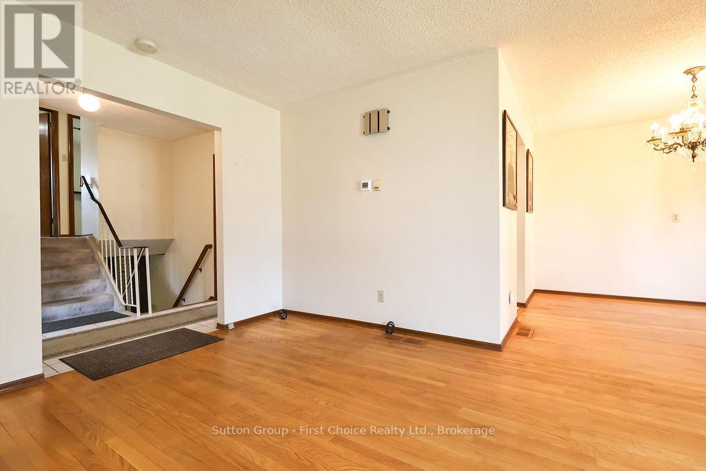 96 Graff Avenue, Stratford, Ontario  N5A 5L7 - Photo 5 - X12100951
