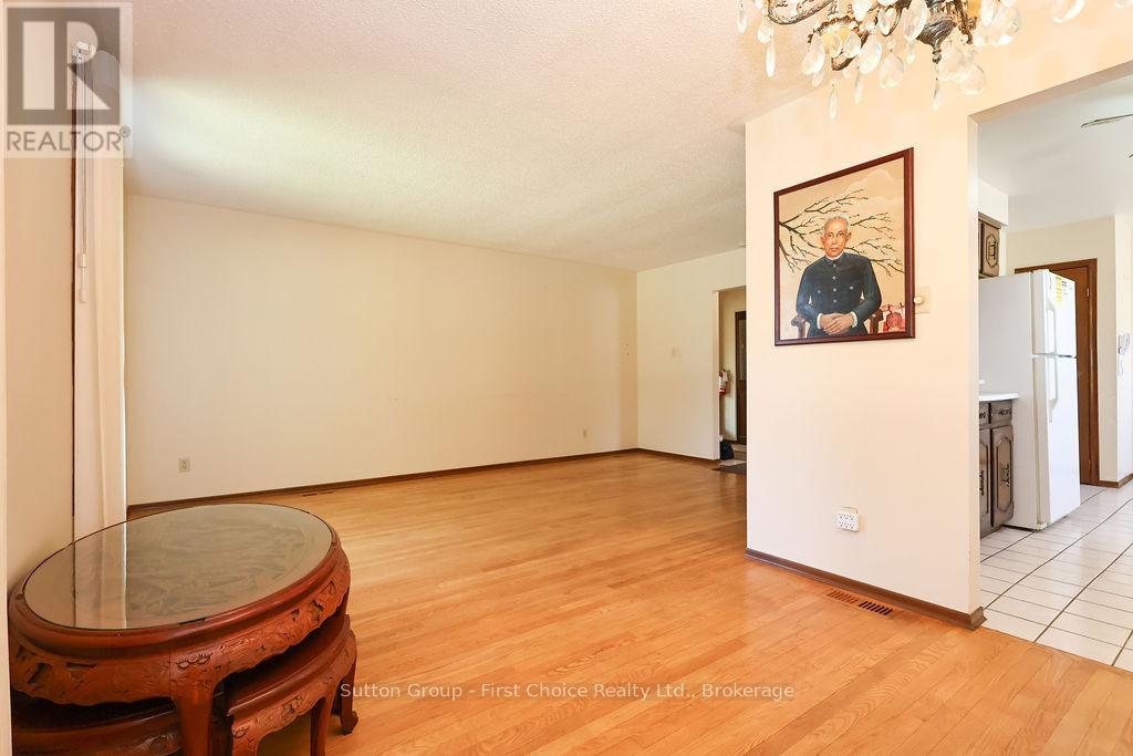 96 Graff Avenue, Stratford, Ontario  N5A 5L7 - Photo 9 - X12100951