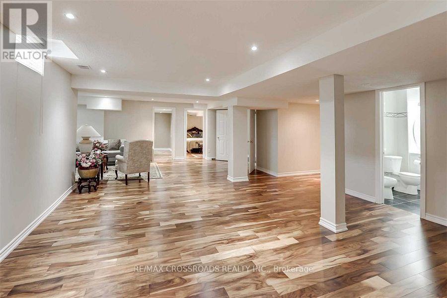 2 Mumberson Court, Markham, Ontario  L6C 1Y4 - Photo 17 - N12101037