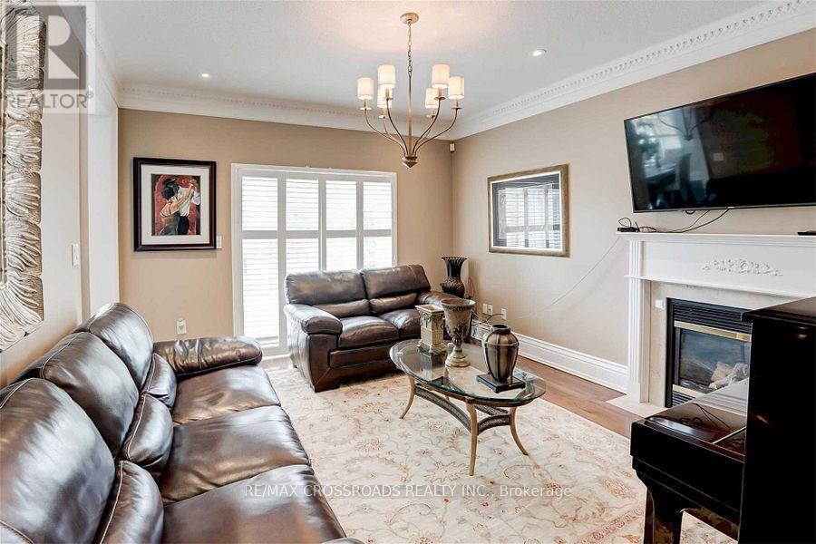 2 Mumberson Court, Markham, Ontario  L6C 1Y4 - Photo 3 - N12101037