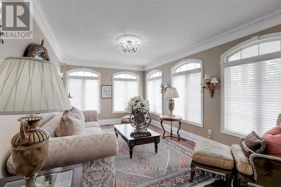 2 Mumberson Court, Markham, Ontario  L6C 1Y4 - Photo 4 - N12101037