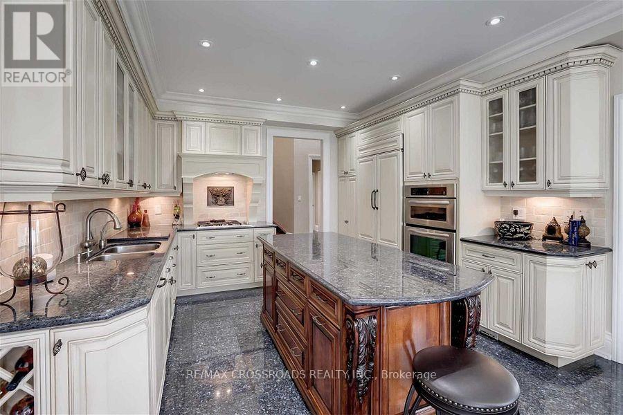 2 Mumberson Court, Markham, Ontario  L6C 1Y4 - Photo 6 - N12101037