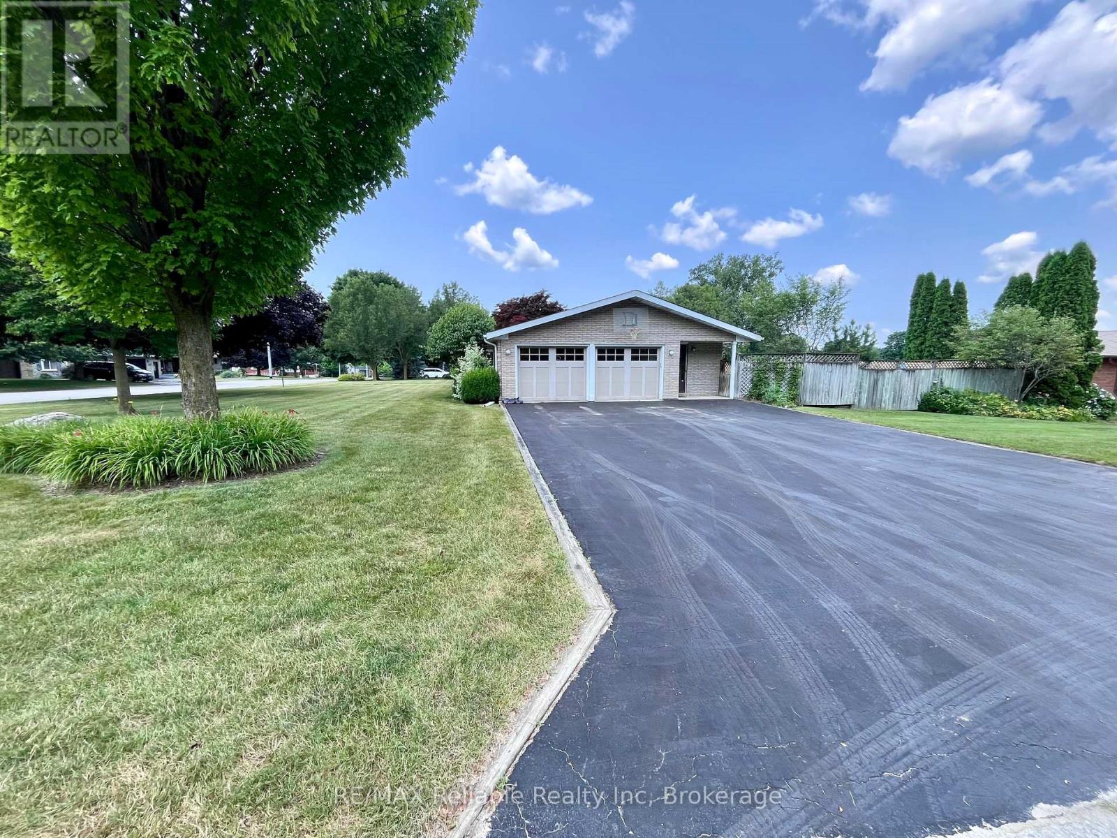 141 Charles Street, North Huron, Ontario  N0G 2W0 - Photo 4 - X12101206