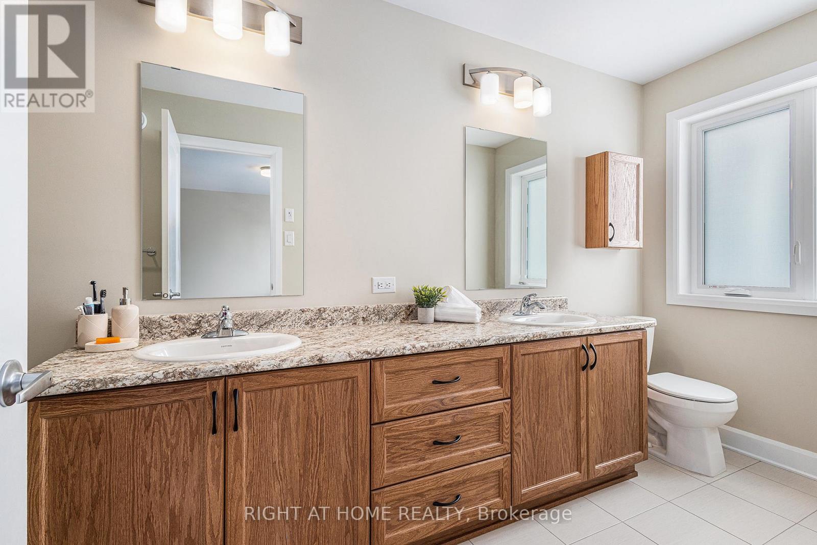 907 Orvieto Way, Ottawa, Ontario  K2S 2L1 - Photo 14 - X12101183