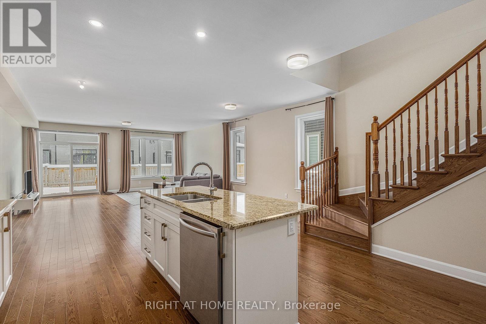 907 Orvieto Way, Ottawa, Ontario  K2S 2L1 - Photo 4 - X12101183