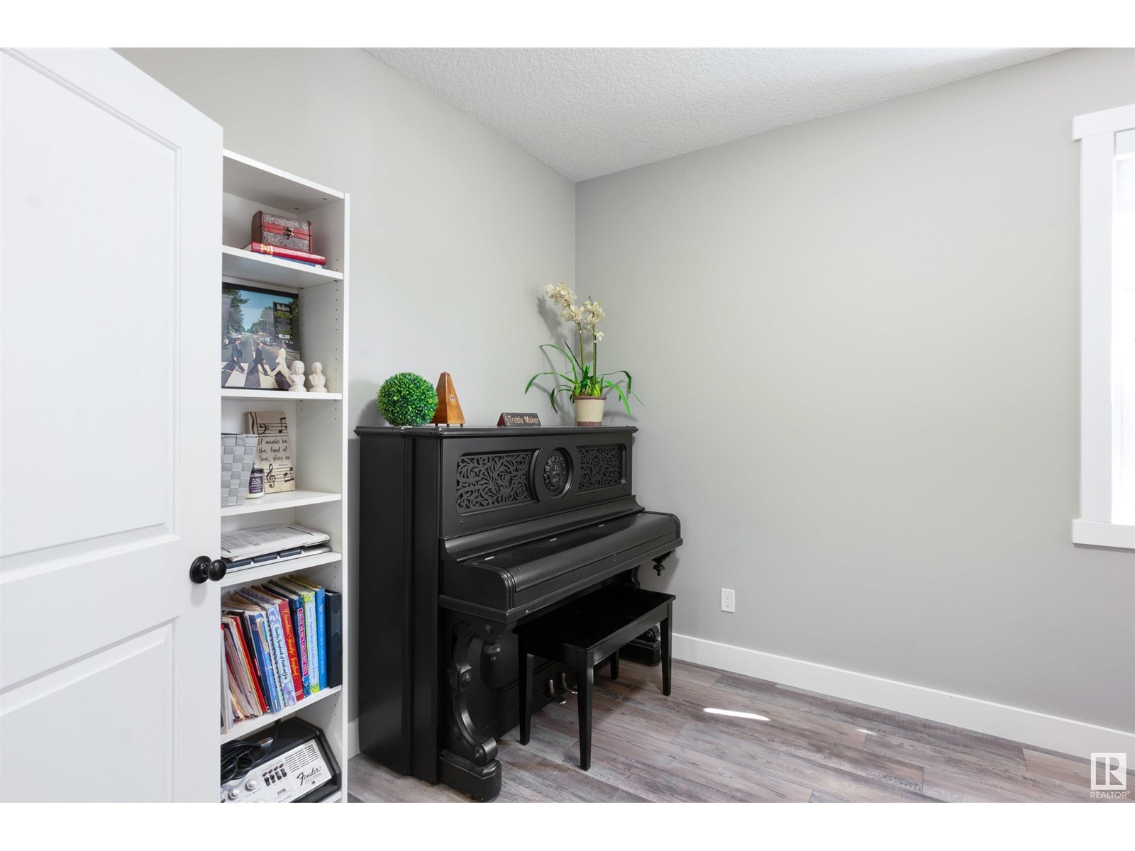 Property at 15632 14 AV SW image 4
