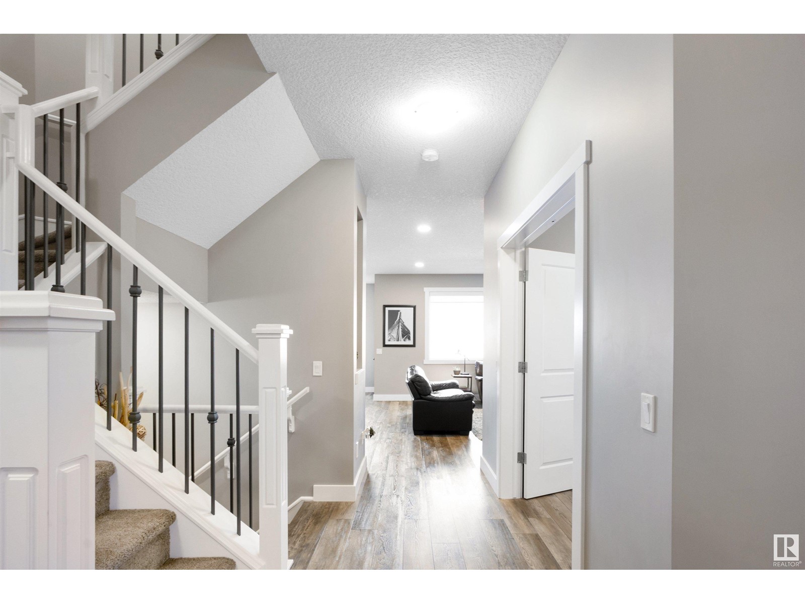 Property at 15632 14 AV SW image 1