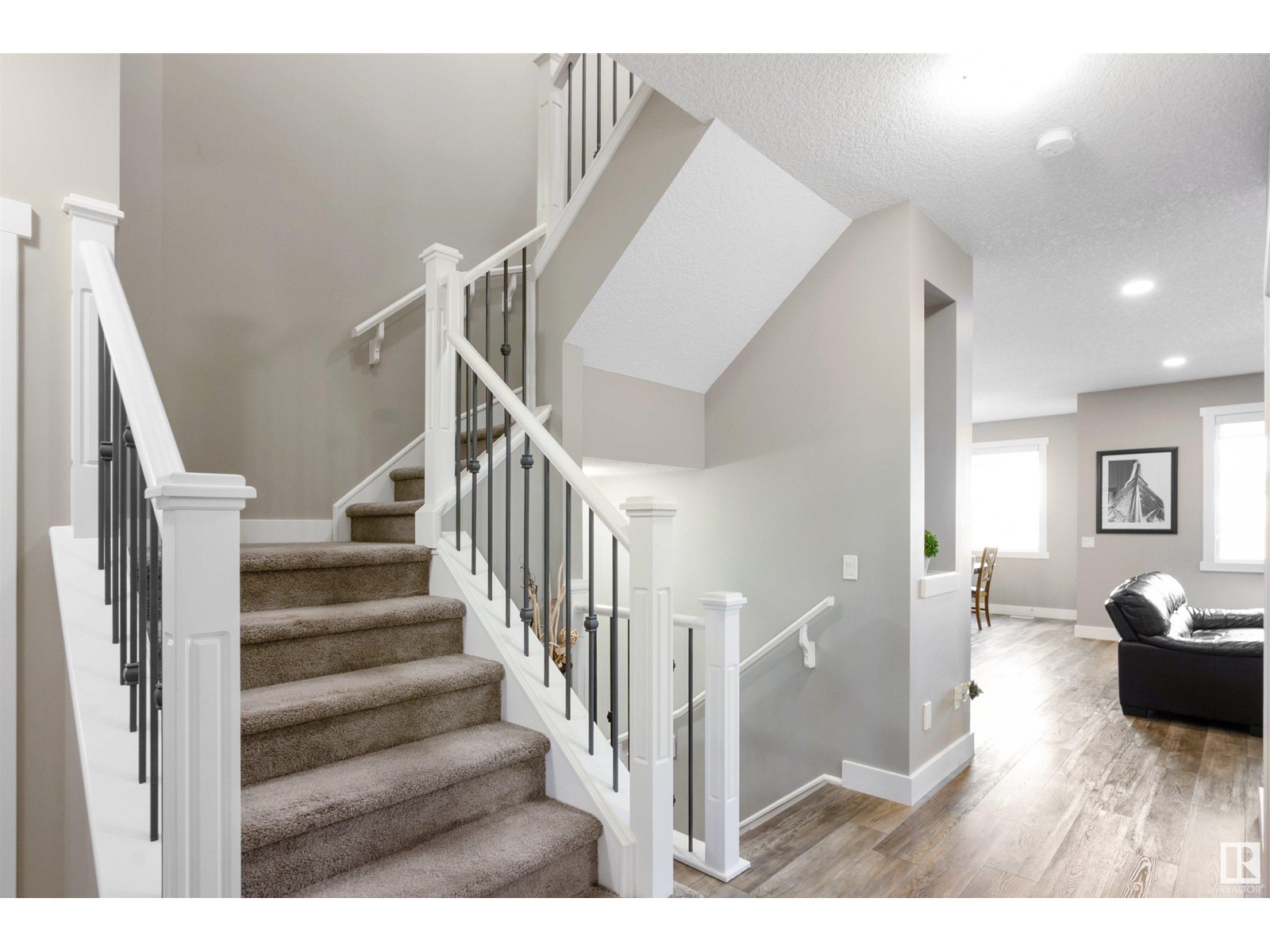 Property at 15632 14 AV SW image 2