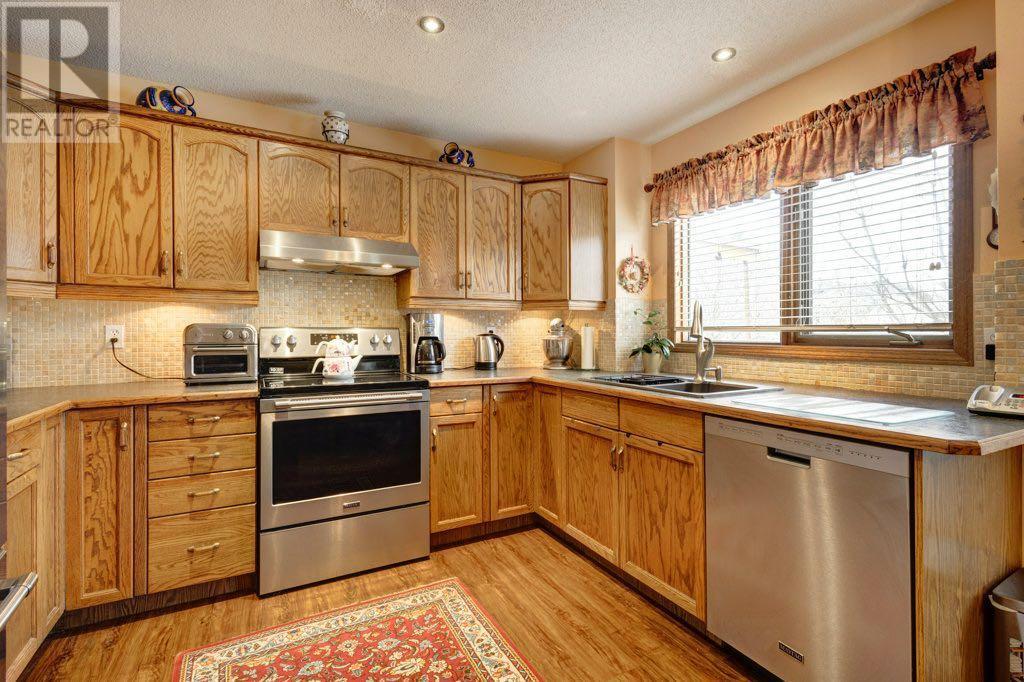 163 Shannon Circle Sw, Calgary, Alberta  T2Y 2L1 - Photo 13 - A2213817