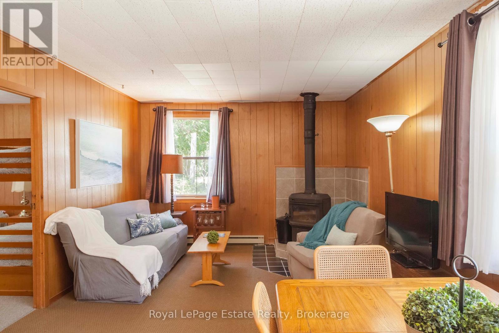704 York Avenue, South Bruce Peninsula, Ontario  N0H 2G0 - Photo 13 - X12101346