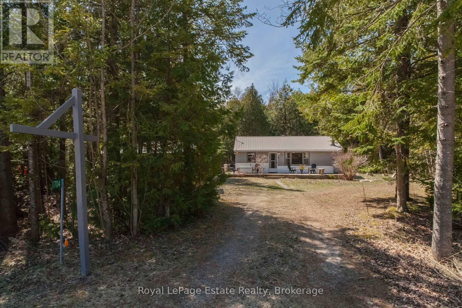 704 York Avenue, South Bruce Peninsula, Ontario  N0H 2G0 - Photo 2 - X12101346