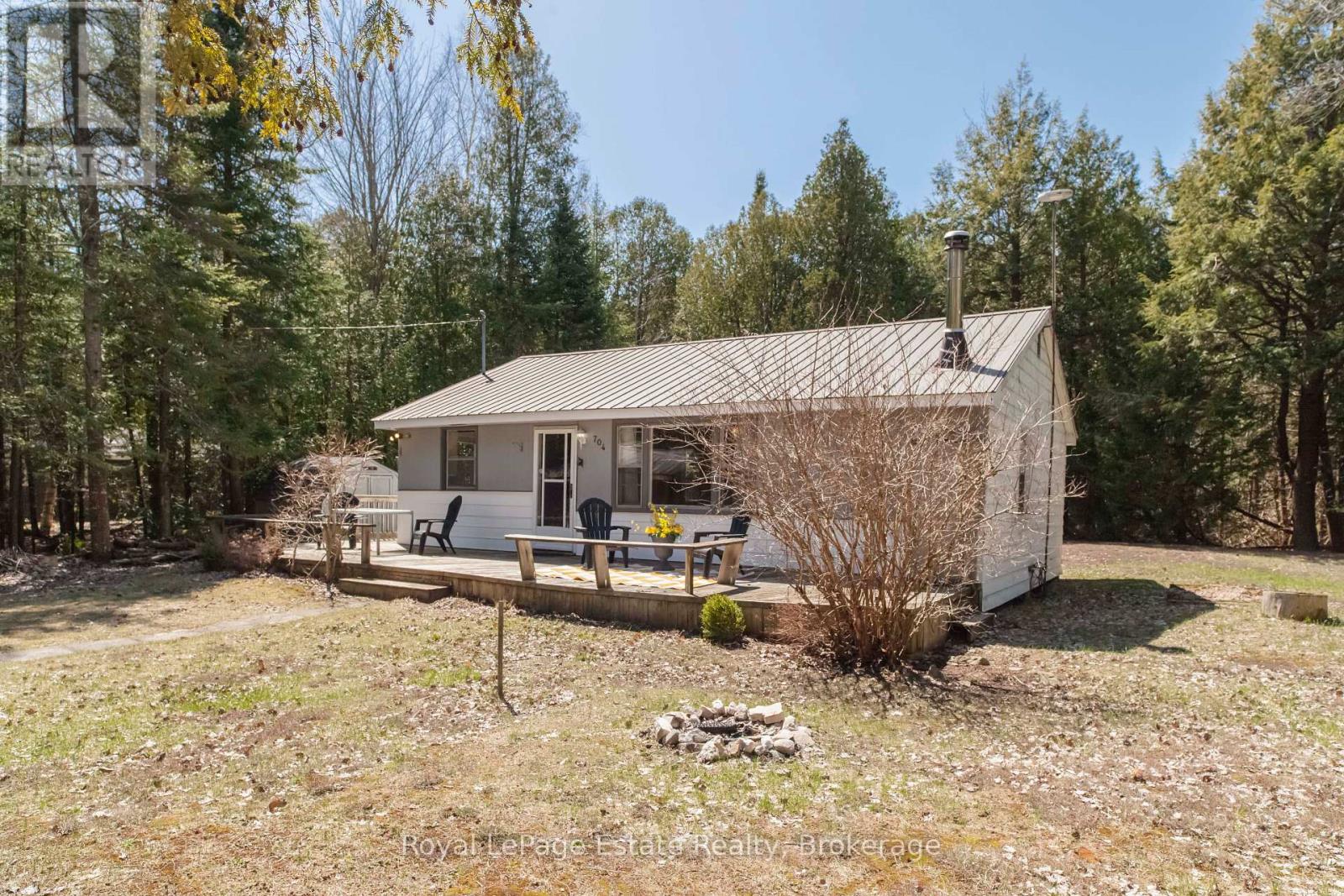 704 York Avenue, South Bruce Peninsula, Ontario  N0H 2G0 - Photo 5 - X12101346