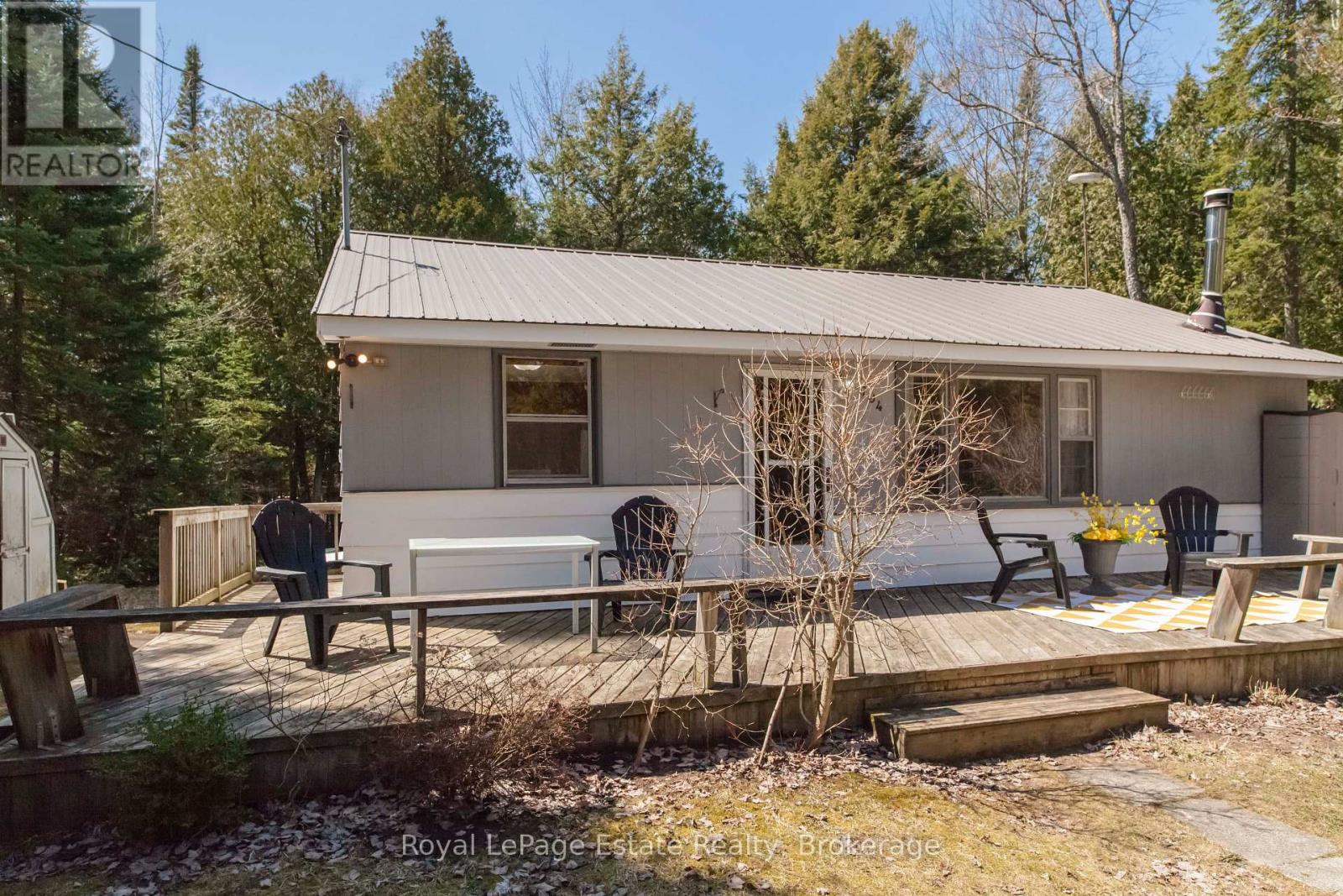 704 York Avenue, South Bruce Peninsula, Ontario  N0H 2G0 - Photo 6 - X12101346